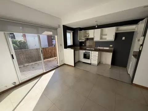 SEMIPISO DE 2AMB. DE 16 AÑOS DE ANTIGUEDAD. 6º PISO AL C/FRENTE de aprox 55Mts c/BALCON Y BAULERA