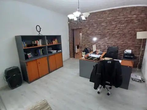 Casa 8 ambientes con 2 baños