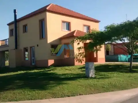Casa Chalet  en Venta en Santa Guadalupe, Pilar, G.B.A. Zona Norte