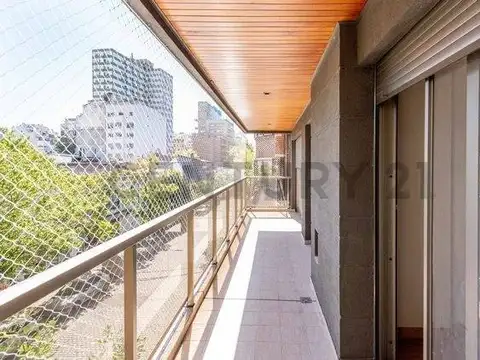 SEMIPISO CUATRO AMBIENTES CON COCHERA Y BAULERA