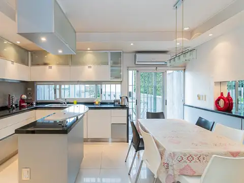 Venta Casa con pileta y parrilla en Villa del Parque