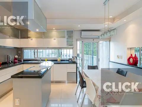 Venta Casa con pileta y parrilla en Villa del Parque