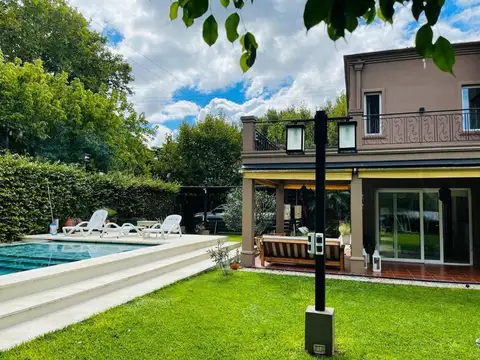 Imponente casa en  Adrogue