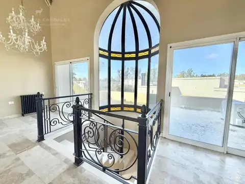 Casa en Alquiler con 2 cocheras