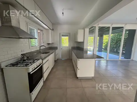 Casa en Alquiler con 2 cocheras