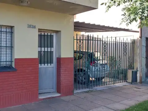CASA A MODERNIZAR CON COCHERA EN ZONA COLEGIO VERNA