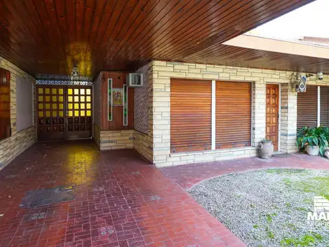 Chalet de 4 Ambientes a Reciclar en Venta en Martinez con Gran Jardín