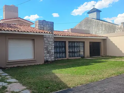 Amplia casa Urca 4 dormitorios, 3 baños  escritura