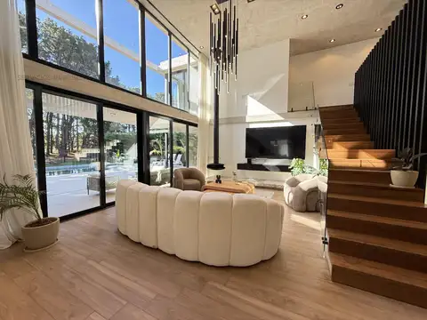 Casa 6 ambientes con 5 baños