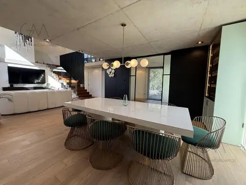 Casa en Venta con 2 cocheras