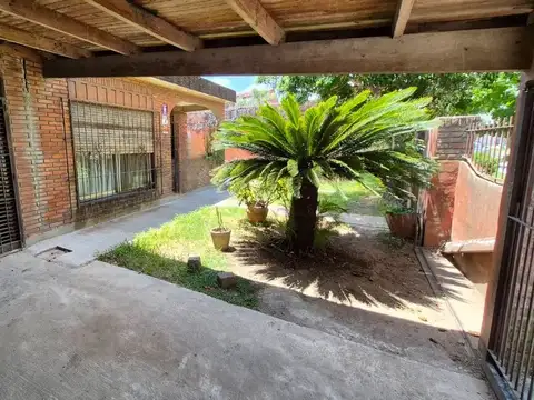 Venta Casa 5 Ambientes con Cochera en Gran Terreno