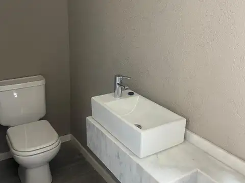 Casa 4 ambientes con 3 baños