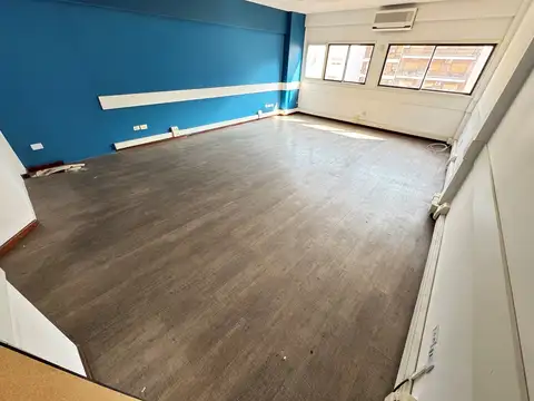 EXCELENTE OFICINA EN VENTA - INMEJORABLE UBICACION