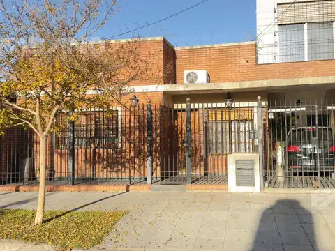 CASA AMPLIA 5 AMB. C/ 4 DORMITORIOS, PATIO Y GARAJE - VILLA BALLESTER