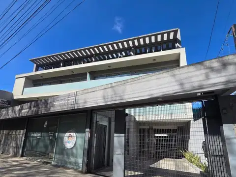 Amplia oficina con cochera doble en Las Lomitas