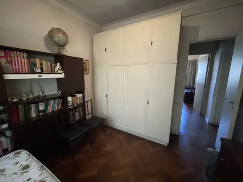 4 ambientes al frente con balcón corrido