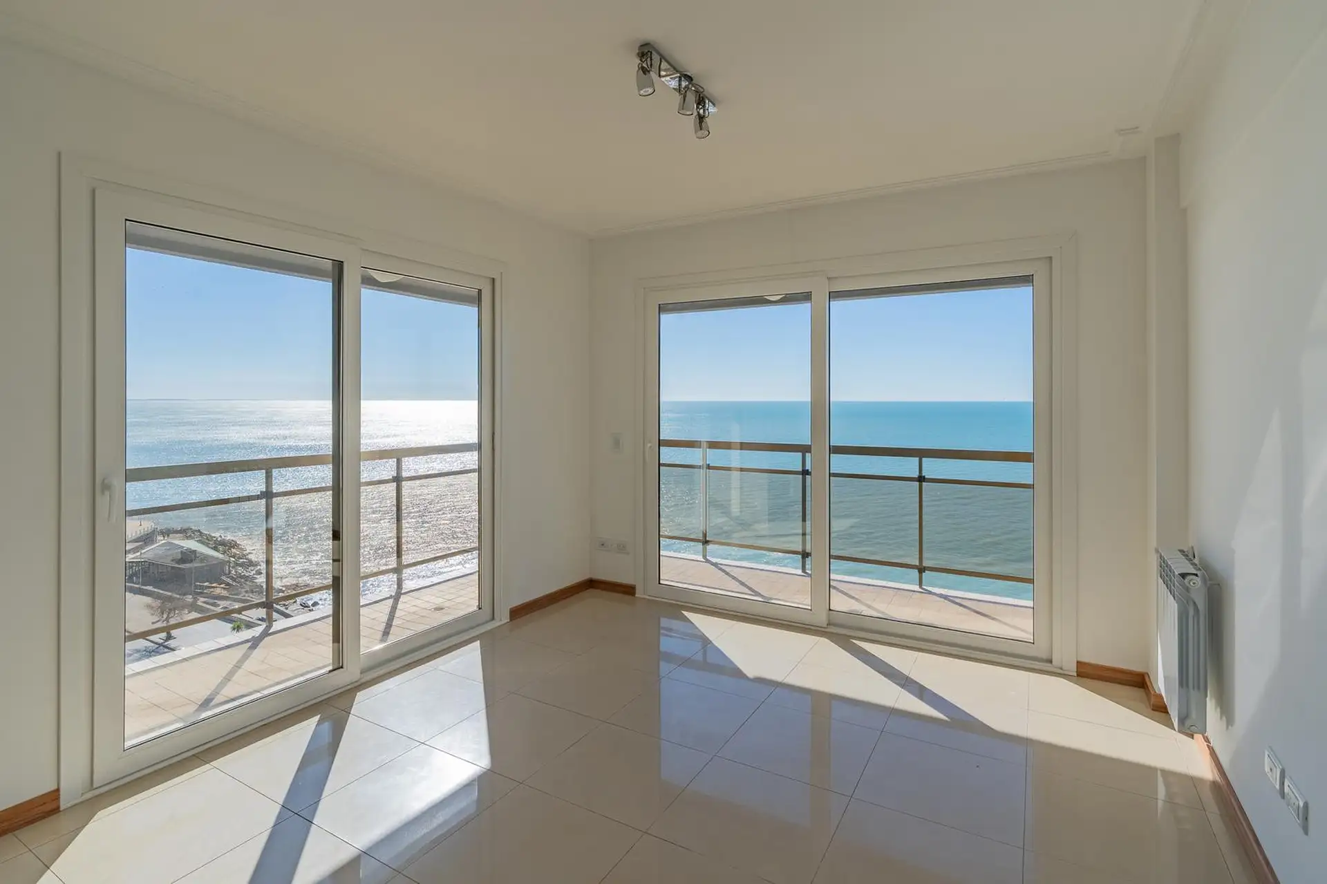 Departamento en venta 3 ambientes con cochera en Playa Varese, frente al mar