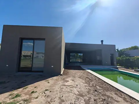 Casa 4 ambientes con 3 baños