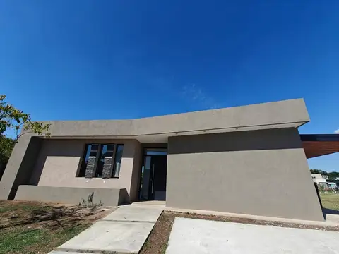 Casa con pileta y fondo verde en Pilar del Este Santa Elena