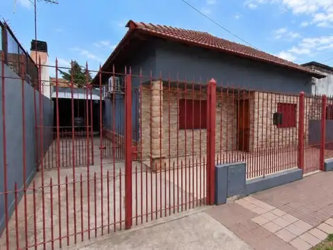 VENTA CASA LLAVALLOL 4 AMBIENTES COCHERA PATIO