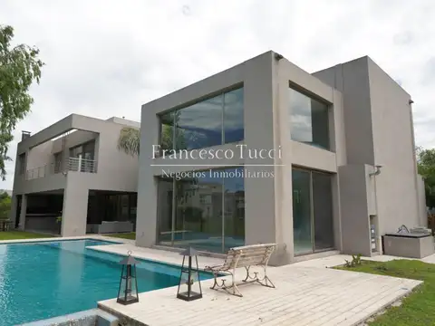 Casa en venta 9 ambientes con pileta y vista a la laguna en Terravista