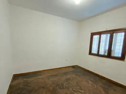 CASA - 1 DORMITORIO - FONDO LIBRE - ENTRADA VEHICULO