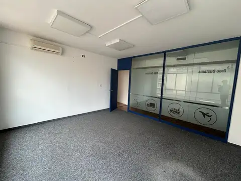 Gran Oficina Reciclada en Alquiler en Monserrat