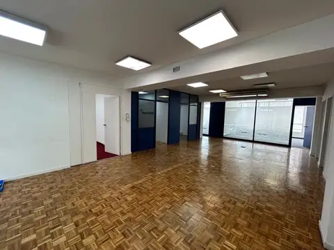 Gran Oficina Reciclada en Alquiler en Monserrat