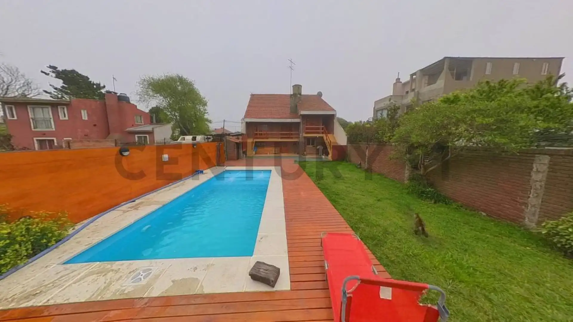 Hermoso chalet de 4 ambientes con amplio parque y piscina cl