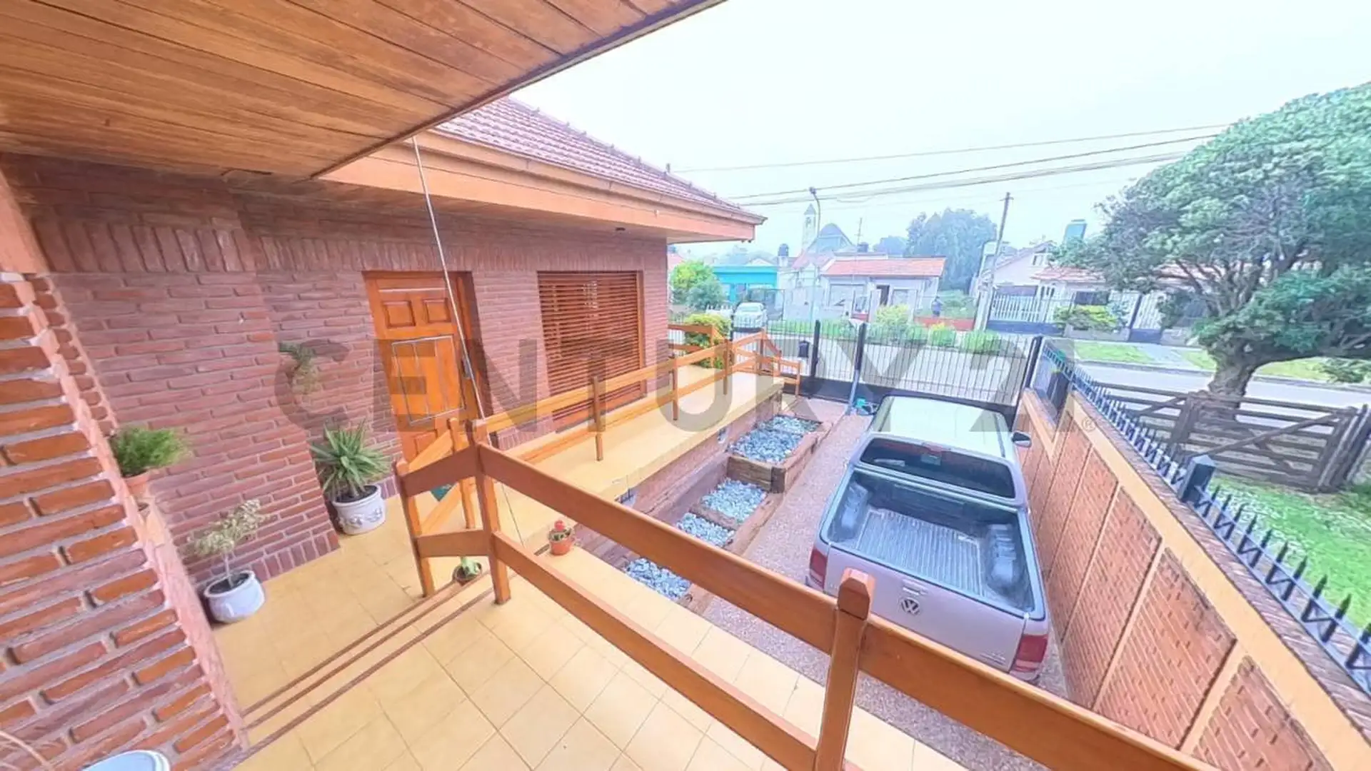 Hermoso chalet de 4 ambientes con amplio parque y piscina cl