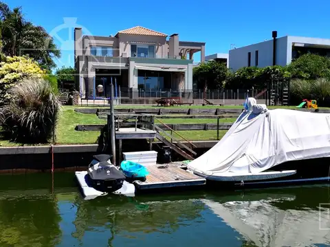 Casa en Venta en Albanueva, USD 1.700.000