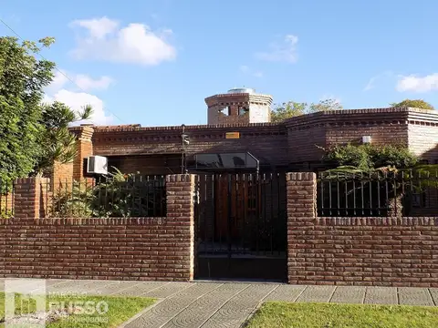 EXCELENTE CASA c/ PISCINA s/ 2 LOTES