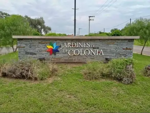 VENDO TERRNO CON ESCRITURA, B° JARDINES DE LA COLONIA