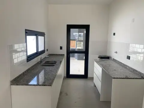 Casa 4 ambientes con 1 baño