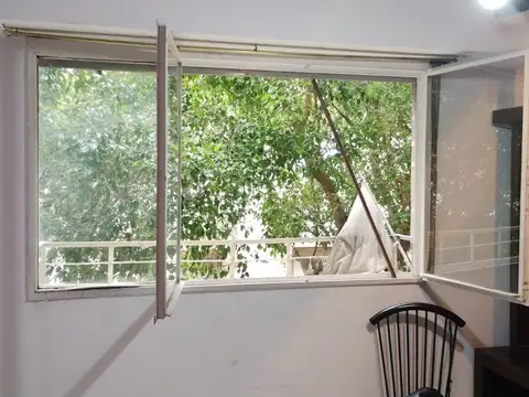 Oportunidad! Departamento al Frente en Balvanera – 2 Ambientes por escalera. Muy bajas expensas.