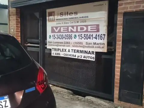 Excelente Triplex 4 amb. " A TERMINAR" con cochera doble.- 