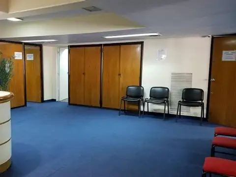 Amplias oficinas al frente + 2 cocheras fijas y cubiertas