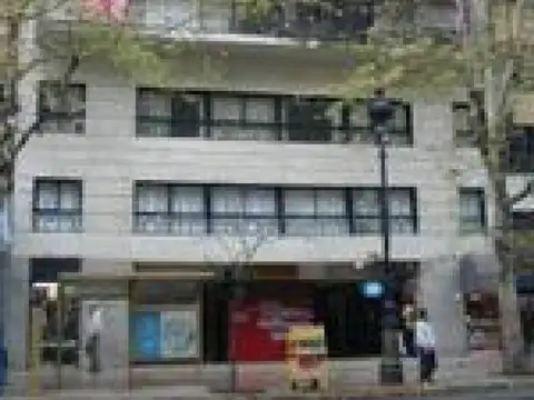 Amplias oficinas al frente + 2 cocheras fijas y cubiertas