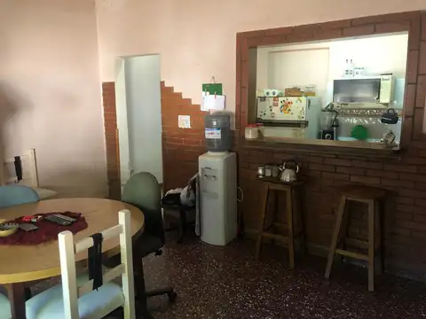 CASA DE 3 AMBIENTES CON AMPLIO JARDÍN