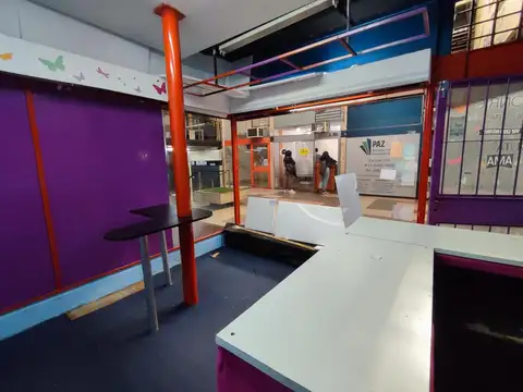 Locales en Galería en Flores. Excelente ubicación