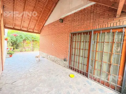 CASA 4 AMB. CON JARDIN GRANDE Y GARAJE