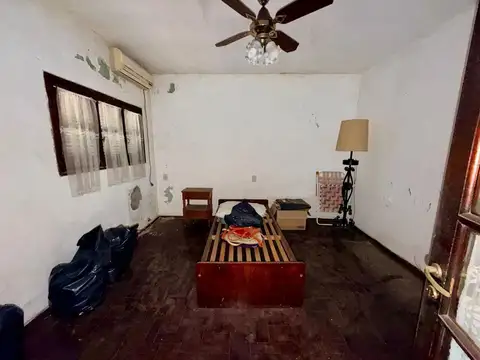 VENTA! CASA PARA RECICLAR EN BARRIO AZCUENAGA!