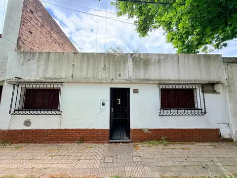 VENTA! CASA PARA RECICLAR EN BARRIO AZCUENAGA!
