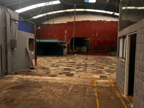 Galpón Comercial con salida a 2 Calles - 650 m² Cubiertos - San Justo