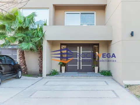 Casa en Venta con 3 cocheras