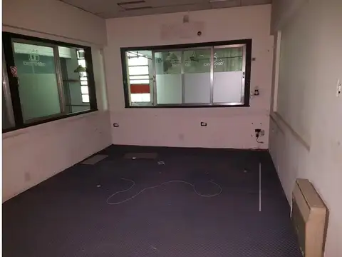 EXCELENTE GALPON DE 550 M2 CON 3 OFICINAS Y VESTUARIOS.