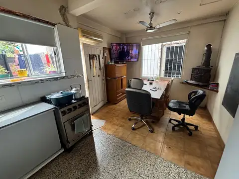 Casa sobre lote propio, patio. Florida.