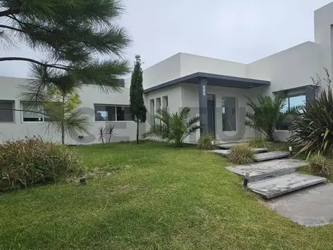 Oficina 6 ambientes con 5 baños