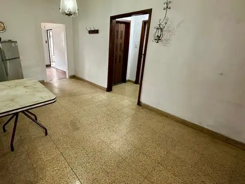 CASA  4 AMBIENTES Y LOCAL-VILLA LUZURIAGA-PERMUTA