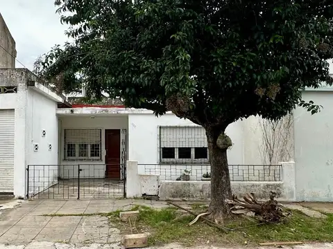 CASA  4 AMBIENTES Y LOCAL-VILLA LUZURIAGA-PERMUTA